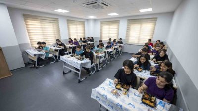 Mersin Büyükşehir Belediyesi, LGS’ye hazırlanan öğrenciler için kurs merkezlerinde günlük