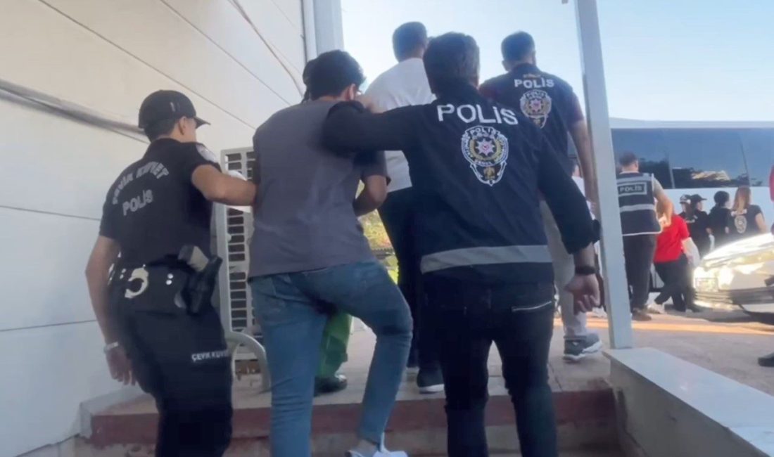Mersin’de sosyal medyadan dolandıran şebeke çökertildi: 5 tutuklama Mersin polisinin yaptığı çalışmada sosyal medya üzerinden dolandırıcılık yapan şebeke