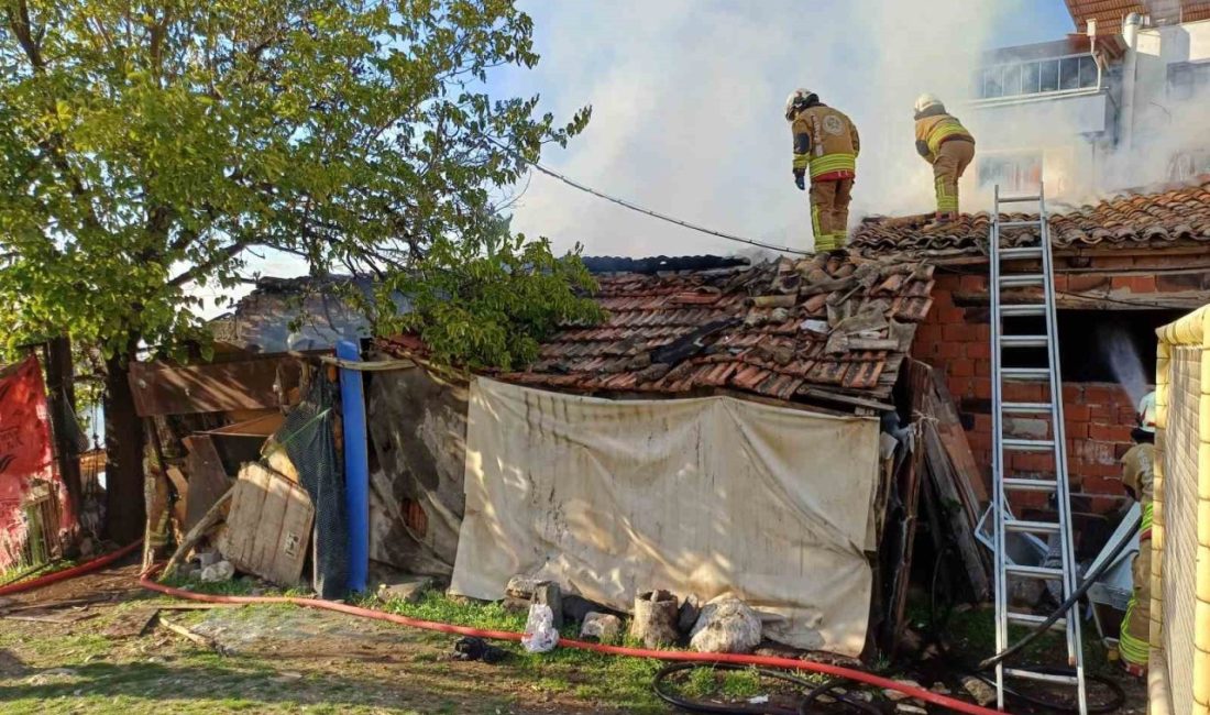 Manisa’nın Yunusemre ilçesinde metruk bir binada hurdaların tutuşması sonucu çıkan