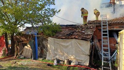 Manisa’nın Yunusemre ilçesinde metruk bir binada hurdaların tutuşması sonucu çıkan