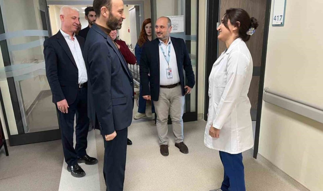 Milletvekili Bayırcı tedavi sürecinin ardından ilk ziyaretini Kütahya Şehir Hastanesi’ne yaptı AK Parti Kütahya Milletvekili İsmail Çağlar Bayırcı, bel rahatsızlığına ilişkin