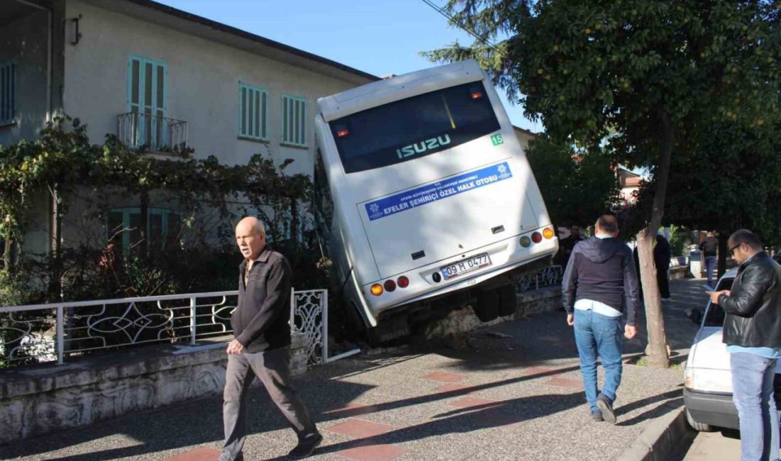 Aydın’ın Efeler ilçesinde şehiriçi minibüs evin bahçesine girdi. Edinilen bilgiye