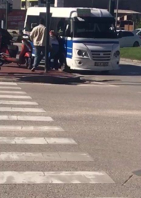 Bursa’nın Yıldırım ilçesinde minibüs şoförü ile motokurye arasında yol verme