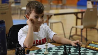 Cumhuriyet’in 102. yılı etkinlikleri kapsamında Aydın’da düzenlenen satranç turnuvasında minik