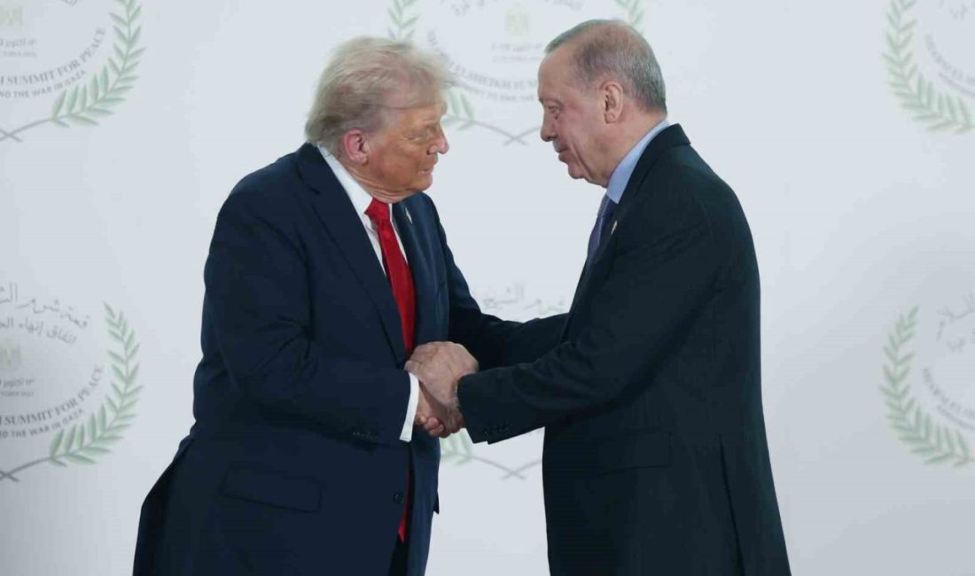 Mısır’daki Barış Zirvesi’ne katılan liderlerden aile fotoğrafı ABD Başkanı Donald Trump, dünya liderlerinin Gazze’de barış amacıyla bir