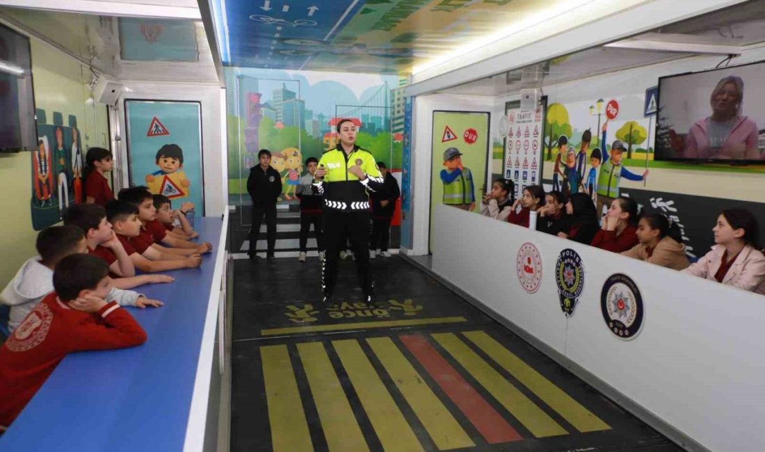 Mobil Trafik Eğitim Tırı Hakkari’de öğrencilerle buluştu HAKKARİ (İHA) – Hakkari’ye getirilen Mobil Trafik Eğitim Tırı, öğrencilere