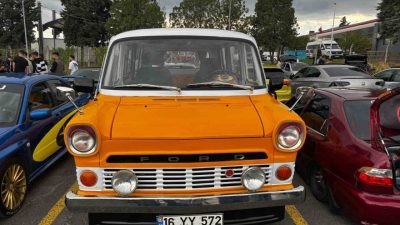 Kırklareli’nin Lüleburgaz ilçesinde düzenlenen modifiye otomobil buluşmasında tutkunlar bir araya