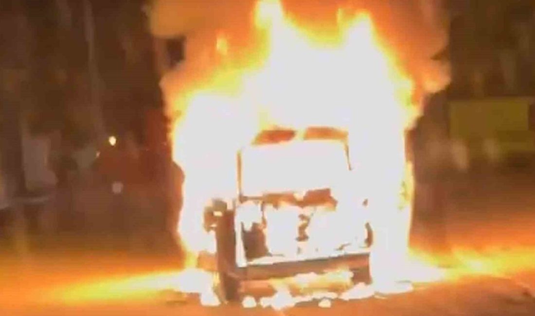 Kırıkkale’de seyir halindeyken motor kısmından alev alan hafif ticari araç,