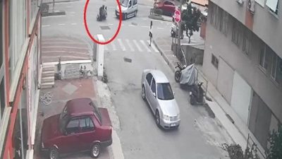 Antalya’nın Manavgat ilçesinde kavşakta dikkatsiz bir dönüş yapan hafif ticari