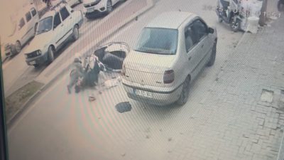 Bursa’nın İnegöl ilçesinde meydana gelen kazada motosiklet yayaya çarptı: 2