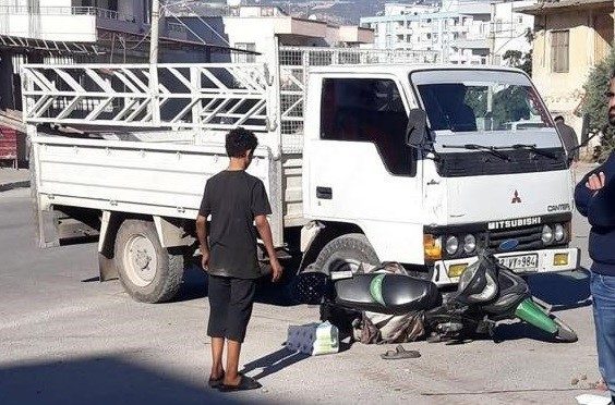 Mersin’in Erdemli ilçesinde kamyonet ile motosiklet çarpıştı. Kaza anı güvenlik