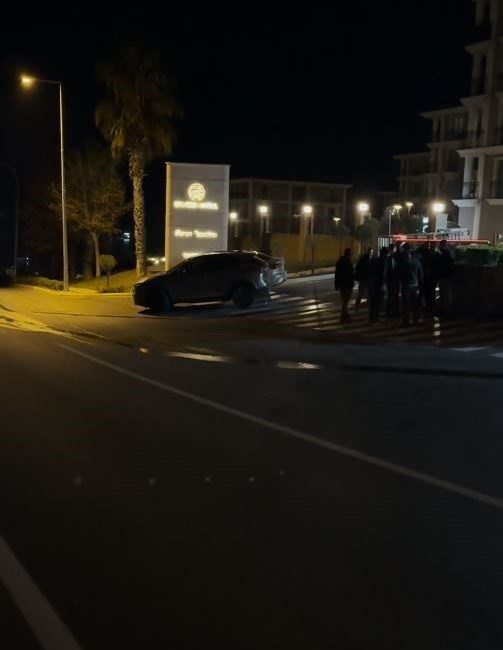 Motosikletli saldırganlar 4 kişinin bulunduğu otomobili kurşunladı İstanbul’un Beylikdüzü ilçesinde henüz kimliği belirlenemeyen motosikletli şahıslar, içerisinde 4