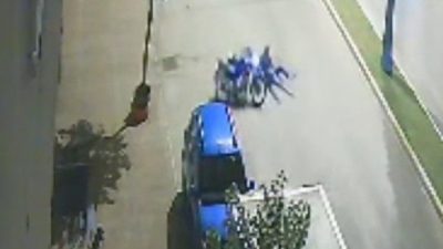 Virajı alamayıp devrilen motosiklet, park halindeki otomobile çarptı. Kazada yaralandığı