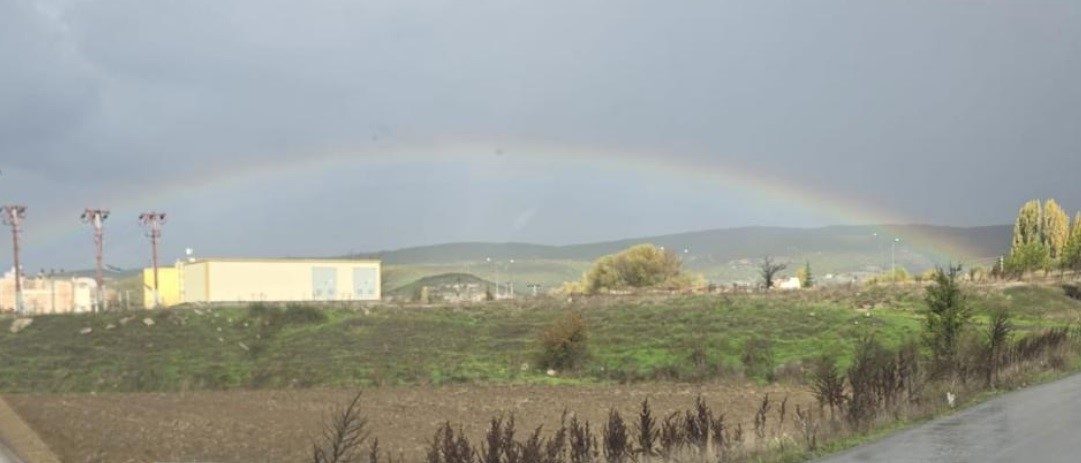 Kütahya’nın Tavşanlı ilçesinde, sağanak yağışın ardından ortaya çıkan gökkuşağı, ilçe