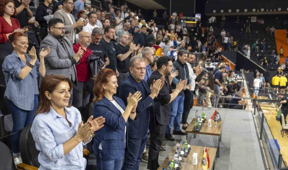 MSK evinde ilk galibiyetini aldı: 84 – 80 Mersin Büyükşehir Belediye Başkanı Vahap Seçer ile eşi Meral Seçer,