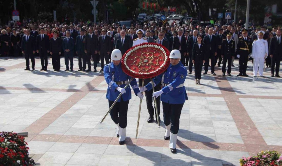 Muğla’da 29 Ekim Cumhuriyet Bayramı dolayısıyla Atatürk Anıtı’na çelenk sunuldu.