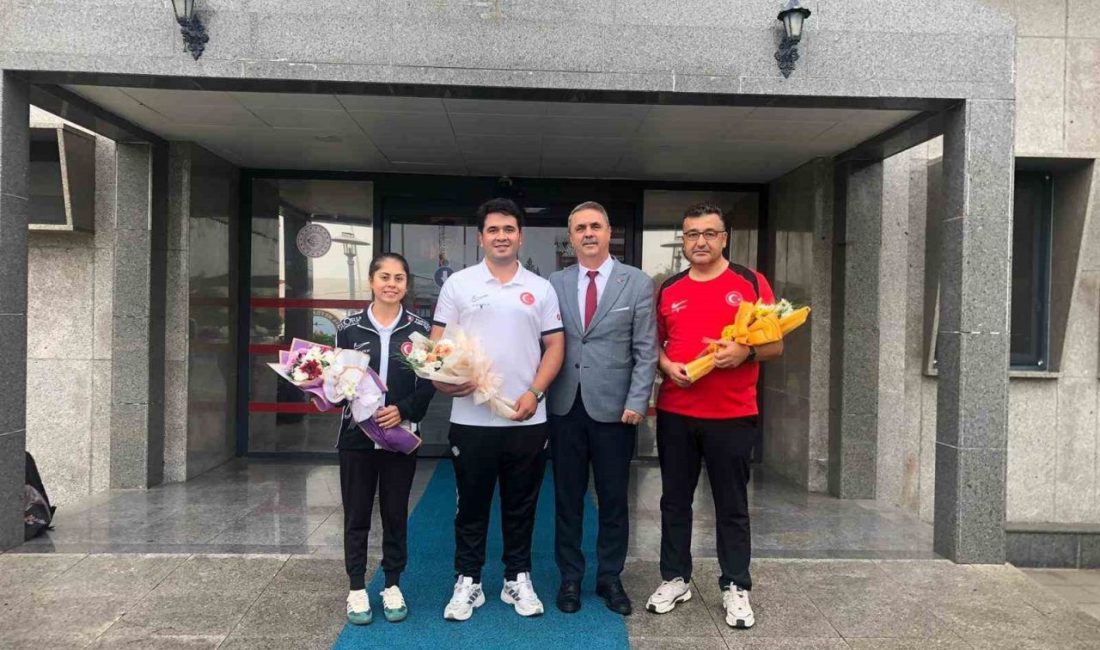 Dünya Şampiyonu Emircan Haney ve Antrenörü Dr. Ejder Sözen yurda