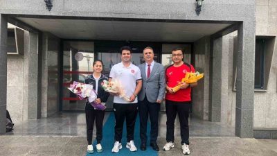 Dünya Şampiyonu Emircan Haney ve Antrenörü Dr. Ejder Sözen yurda