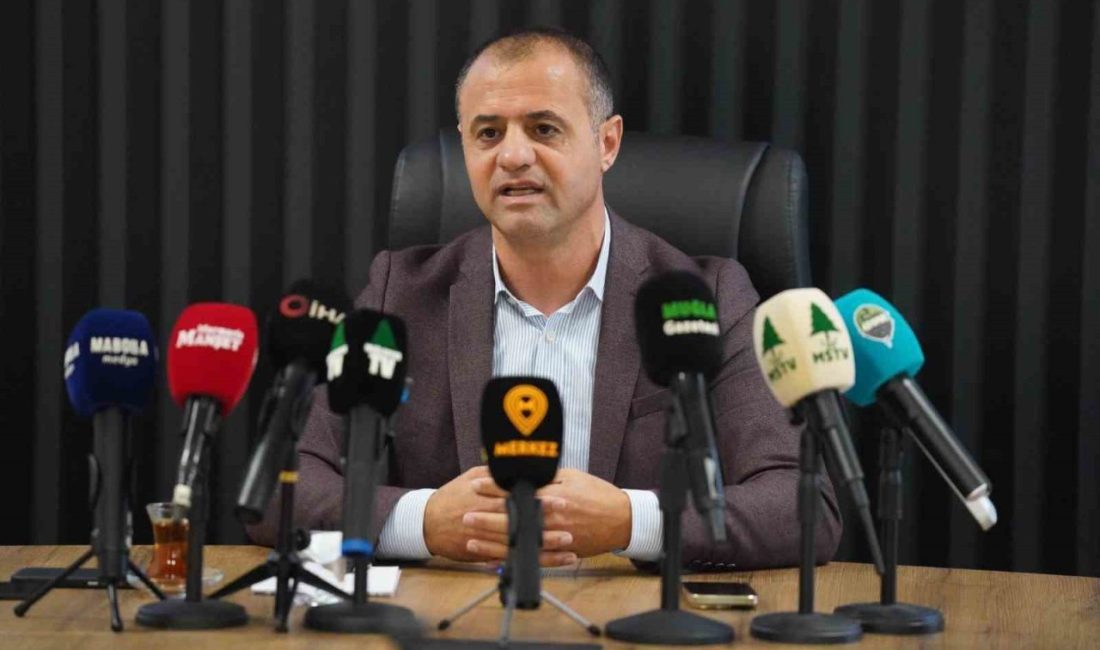 Muğlaspor Başkanı Menaf Kıyanç, kulüp tesislerinde basın mensuplarıyla bir araya