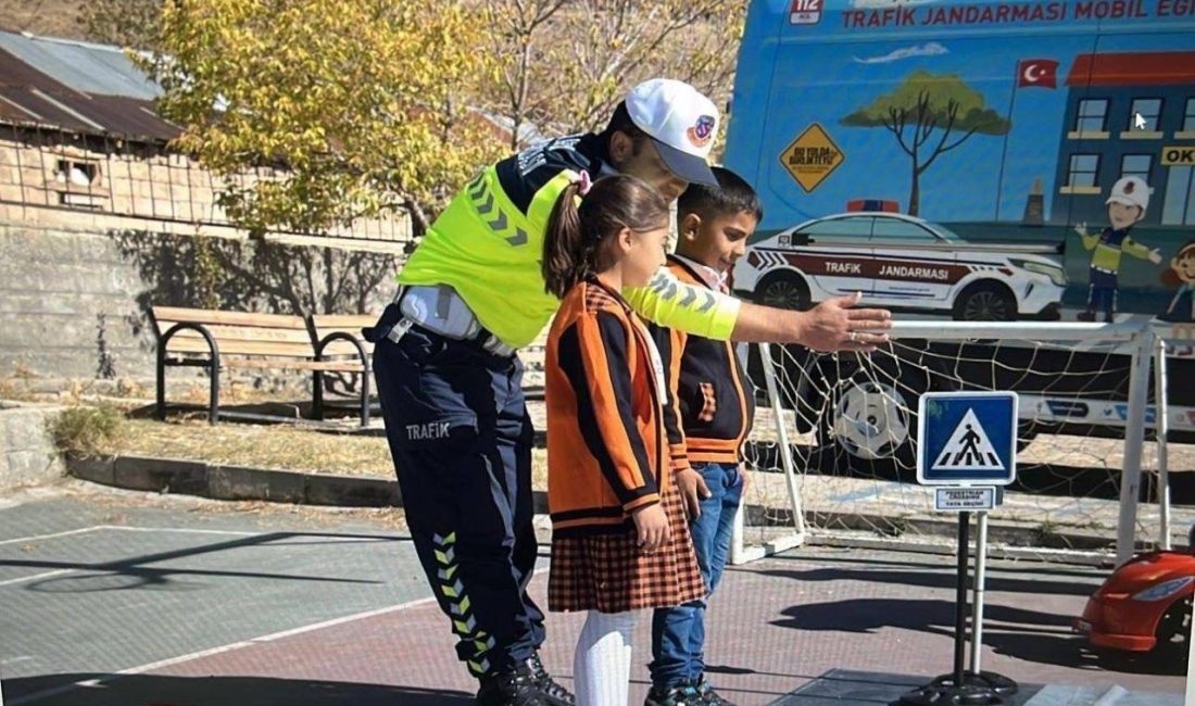 Muradiye’de öğrencilere trafik güvenliği eğitimi Van’ın Muradiye ilçesindeki Mehmet Akif Ersoy İlk ve Ortaokulu öğrencilerine