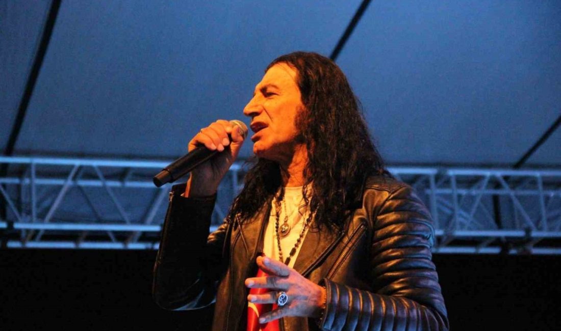 Çorum’da Cumhuriyet Bayramı kutlamaları kapsamında gerçekleştirilen konserde sahne alan Türk