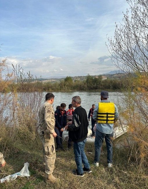 Bingöl’de Murat Nehri’nde mahsur kalan vatandaşlar, AFAD Arama ve Kurtarma