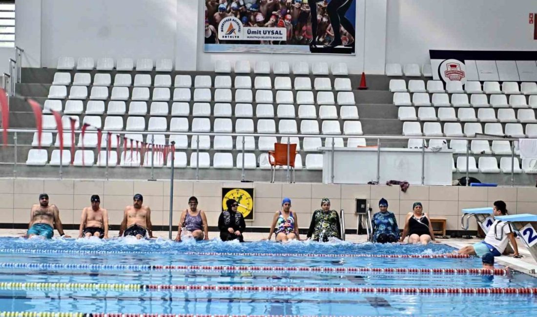 Antalya Muratpaşa Belediyesi’nin ‘Sonbahar Spor Okulları’ kapsamında gerçekleşen ücretsiz yüzme
