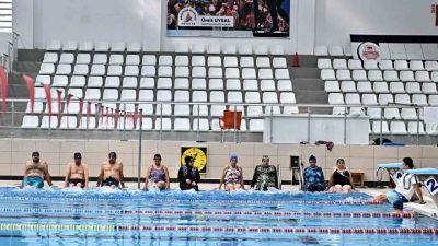Antalya Muratpaşa Belediyesi’nin ‘Sonbahar Spor Okulları’ kapsamında gerçekleşen ücretsiz yüzme