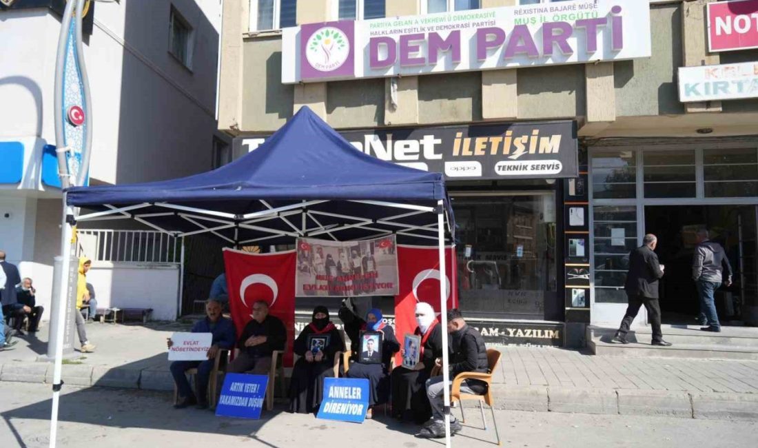 Muş’ta annelerin evlat nöbeti devam ediyor Muş’ta çocukları terör örgütü PKK tarafından kaçırılan aileler, DEM Parti