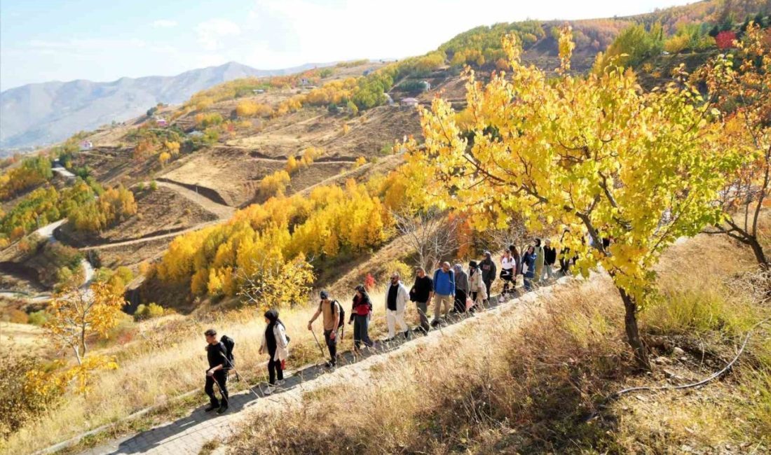 Genç Adımlar Derneği üyeleri, sonbaharın eşsiz güzelliklerini keşfetmek ve kentin