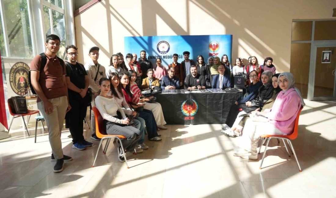 Muş’ta “El Ele Güvenli Geleceğe” projesiyle öğrencilere bilinçlendirme çalışması Muş Emniyet Müdürlüğü ekipleri, “El Ele Güvenli Geleceğe” projesi kapsamında