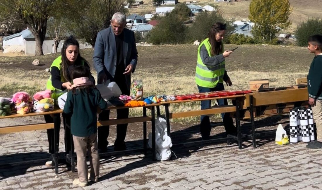 İzmir merkezli “Dünyayı Güzellik Kurtaracak Derneği” gönüllüleri, Muş’un Gündoğan köyünde