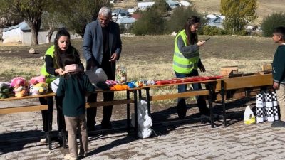 İzmir merkezli “Dünyayı Güzellik Kurtaracak Derneği” gönüllüleri, Muş’un Gündoğan köyünde
