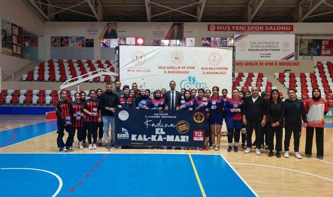 Muş’ta liseler arası voleybol maçında öğrenciler, “KADES Tanıtımı” ve “Kadına