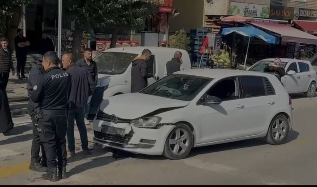 Muş’ta trafik kazası: 2 yaralı Muş’ta iki otomobilin çarpışması sonucu meydana gelen trafik kazasında 2