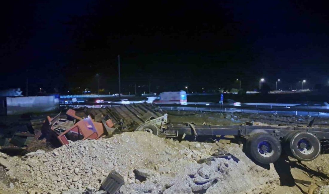 Nar yüklü TIR şarampole yuvarlandı Muğla’nın Menteşe ilçesi Kötekli kavşağında freni tutmayan nar yüklü TIR,