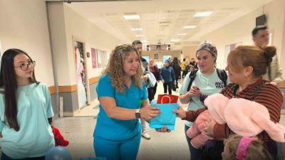 Nazilli Devlet Hastanesi’nde Emzirme Haftası dolayısıyla açılan stantta vatandaşlara bilgilendirme