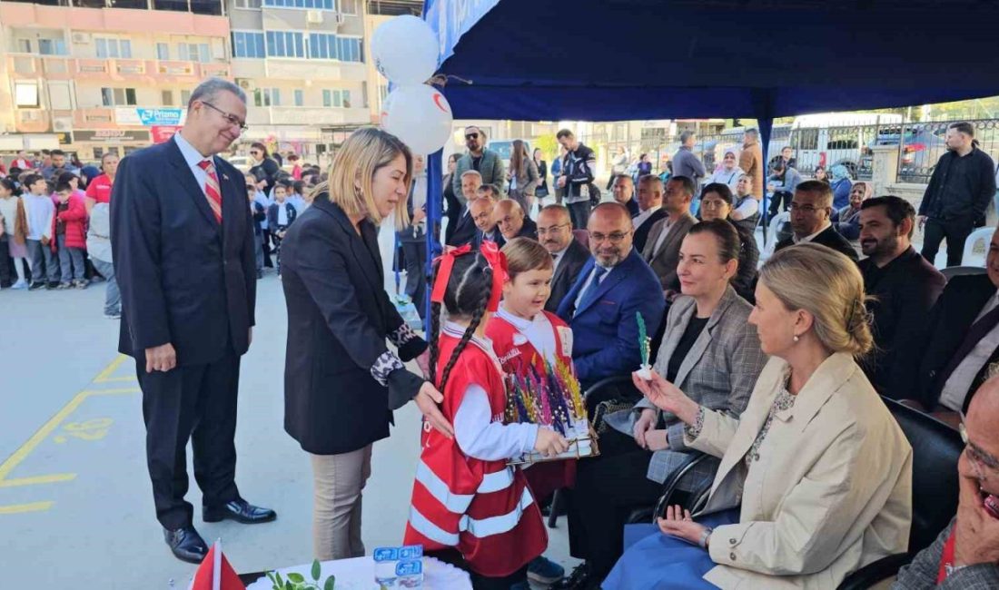 Aydın’ın Nazilli ilçesinde Kızılay Haftası nedeniyle Türk Kızılayı Nazilli Şubesi