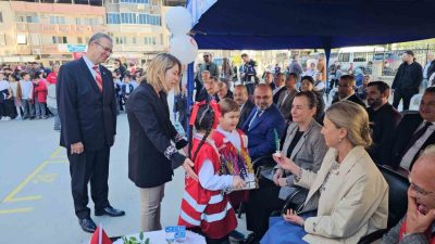 Aydın’ın Nazilli ilçesinde Kızılay Haftası nedeniyle Türk Kızılayı Nazilli Şubesi