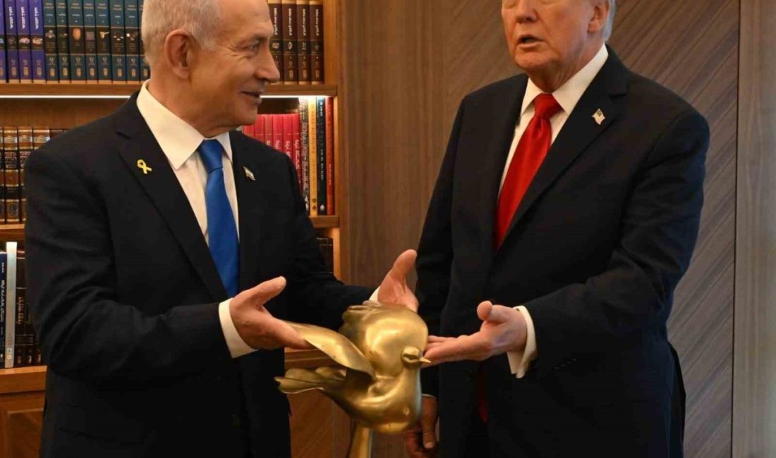 Netanyahu, Trump’a “Altın Güvercin” hediye etti İsrail Başbakanı Binyamin Netanyahu, ABD Başkanı Donald Trump’a Altın Güvercin