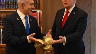 İsrail Başbakanı Binyamin Netanyahu, ABD Başkanı Donald Trump’a Altın Güvercin