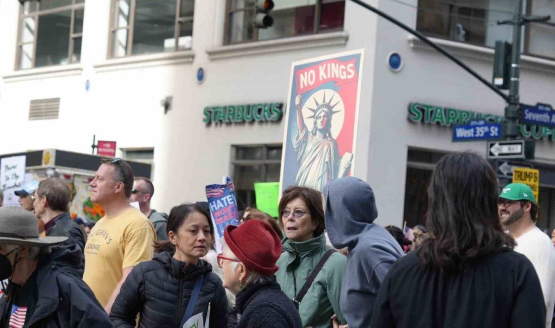 ABD’nin New York kentindeki ünlü Times Meydanı’nda on binlerce protestocu