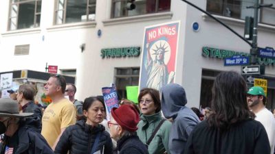ABD’nin New York kentindeki ünlü Times Meydanı’nda on binlerce protestocu