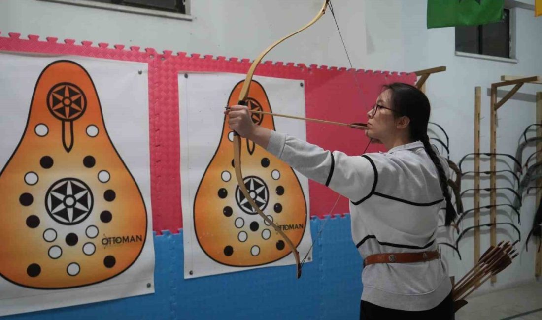 Niğde’deki geleneksel Türk okçuluğu kursiyerleri, hem hobilerini geliştiriyor hem de