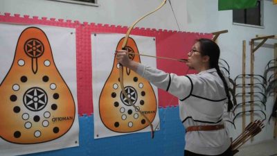 Niğde’deki geleneksel Türk okçuluğu kursiyerleri, hem hobilerini geliştiriyor hem de