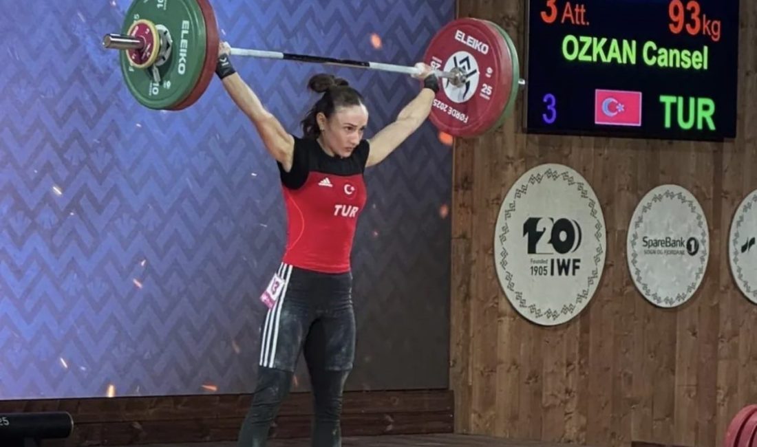 Dünya Halter Şampiyonası’nda mücadele eden Niğdeli sporcu Cansel Özkan, bronz