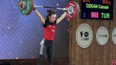 Dünya Halter Şampiyonası’nda mücadele eden Niğdeli sporcu Cansel Özkan, bronz