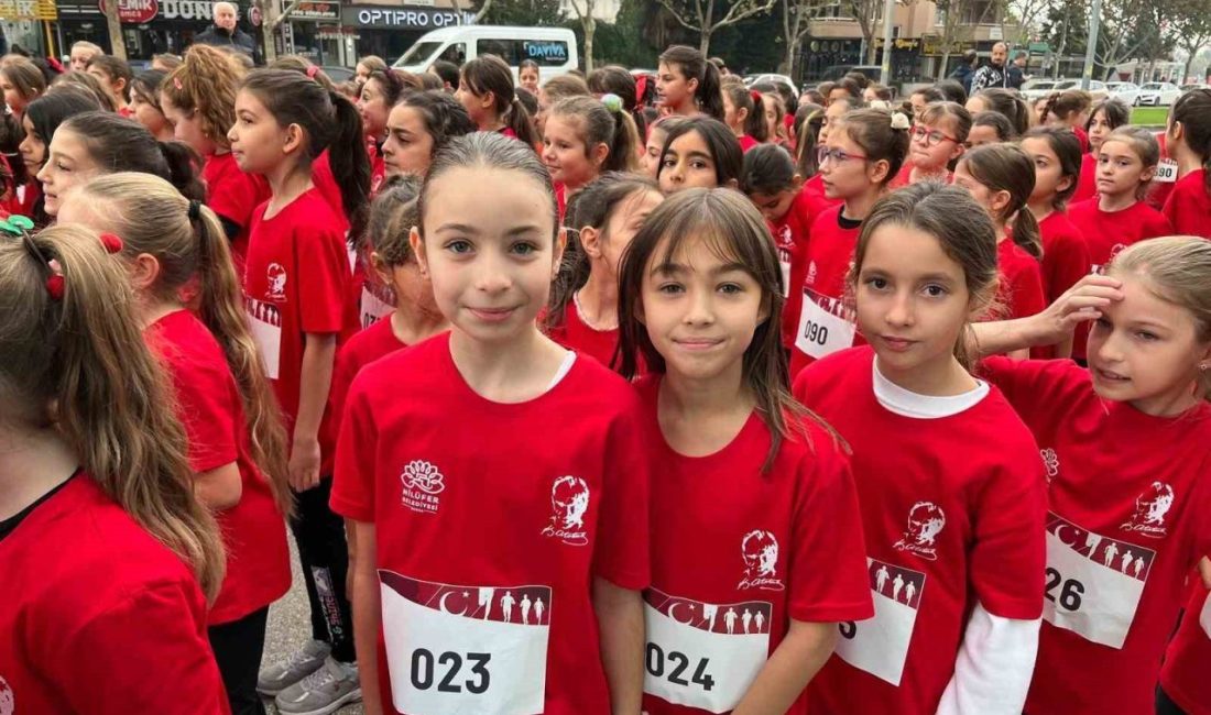 Bursa’nın Nilüfer ilçesinde çocuklar ve gençler Cumhuriyetin 102’nci yılını koşarak