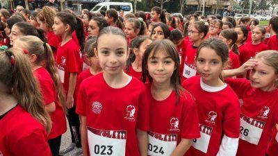 Bursa’nın Nilüfer ilçesinde çocuklar ve gençler Cumhuriyetin 102’nci yılını koşarak