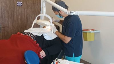 Fiziksel engeli nedeniyle, uzun süredir diş tedavisi yapılamayan bir hasta,